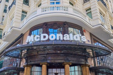 Gran Via Bulvarı 'ndaki McDonalds restoranının önünde. Madrid, İspanya - 12 Haziran 2024.