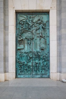 Madrid 'deki Almudena Katedrali' nin kapısına yakın çekim. Madrid, İspanya - 12 Haziran 2024.