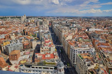 Madrid 'in ana alışveriş caddesi Gran Via' nın panoramik manzarası. Madrid, İspanya - 12 Haziran 2024.