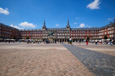 Madrid şehir merkezindeki ünlü Plaza Mayor manzarası. Madrid, İspanya - 12 Haziran 2024.