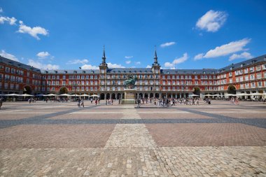 Madrid şehir merkezindeki ünlü Plaza Mayor manzarası. Madrid, İspanya - 12 Haziran 2024.