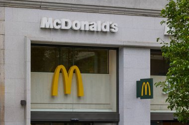Caddenin kenarındaki McDonald 's restoranı tabelası. Madrid, İspanya - 12 Haziran 2024.
