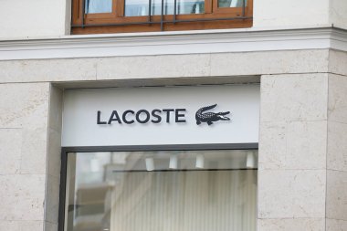 Binanın dış tarafında Lacoste mağaza logosu var. Madrid, İspanya - 12 Haziran 2024.