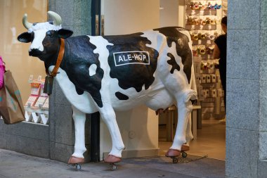 Ale Hop mağazasının girişindeki inek. Madrid, İspanya - 12 Haziran 2024.