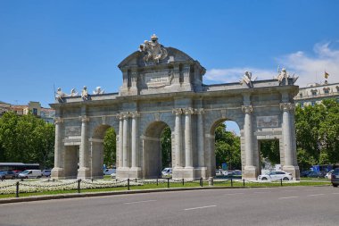 Yaz günü Alcala Gate (Puerta de Alcala). Madrid, İspanya - 12 Haziran 2024.