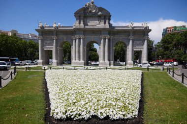 Yaz günü Alcala Gate (Puerta de Alcala). Madrid, İspanya - 12 Haziran 2024.