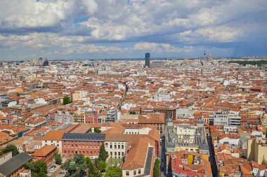Hotel Riu 'nun çatısından Madrid' in panoramik manzarası. Madrid, İspanya - 12 Haziran 2024.