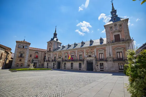 Madrid şehir mimarisi yazın. Madrid, İspanya - 12 Haziran 2024.