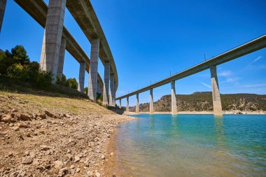 Köprünün altındaki sakin sahneyi keşfedin. Rezervuar aracılığıyla Viaducto de Contreras..