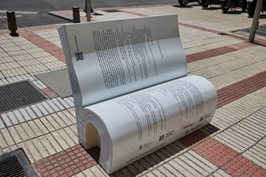 Açık bir kitap şeklinde bir sokak bankı. Madrid, İspanya - 12 Haziran 2024.