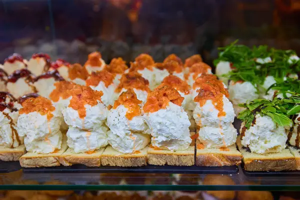Madrid 'in tapas barında geleneksel İspanyol mezeleri.