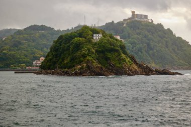 San Sebastian, İspanya 'daki Monte Igualdo dağının arka planındaki Santa Clara adası..