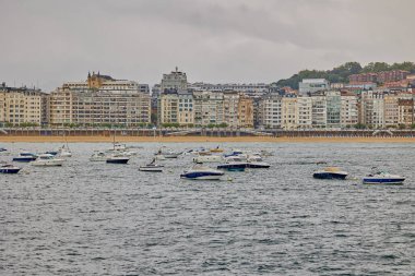 Tekneler İspanya limanındaki La Concha plajının önünde demirli. San Sebastian, İspanya - 9 Eylül 2024.