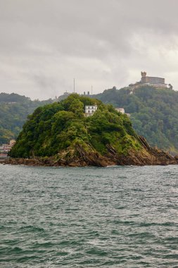 San Sebastian, İspanya 'daki Monte Igualdo dağının arka planındaki Santa Clara adası..