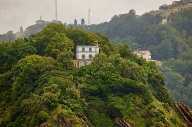 Aziz Klara deniz feneri San Sebastian, İspanya 'daki Santa Clara adasının tepesinde..