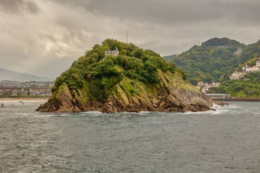 San Sebastian, İspanya 'daki Monte Igualdo dağının arka planındaki Santa Clara adası..