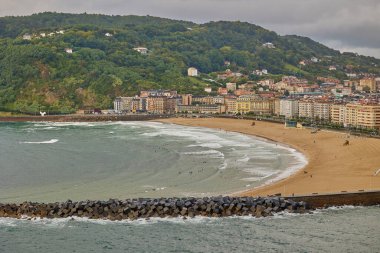 İspanyol şehri San Sebastian 'da Zurriola plajında sörf yapan insanlar. San Sebastian, İspanya - 9 Eylül 2024.