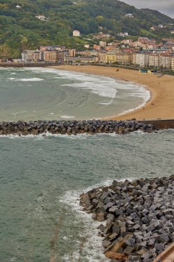 İspanyol şehri San Sebastian 'da Zurriola plajında sörf yapan insanlar. San Sebastian, İspanya - 9 Eylül 2024.