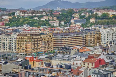 San Sebastian, İspanya 'nın eski şehir merkezinin panoramik manzarası. San Sebastian, İspanya - 9 Eylül 2024.