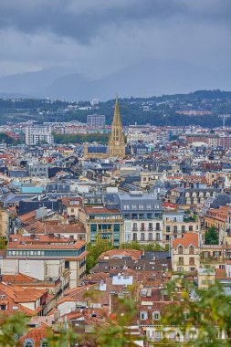 San Sebastian, İspanya 'nın eski şehir merkezinin panoramik manzarası. San Sebastian, İspanya - 9 Eylül 2024.