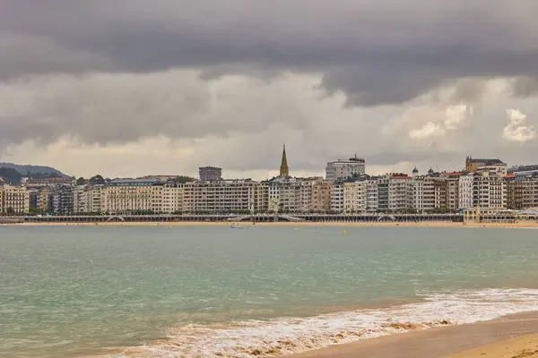 San Sebastian 'daki La Concha plajı manzarası. San Sebastian, İspanya - 9 Eylül 2024.