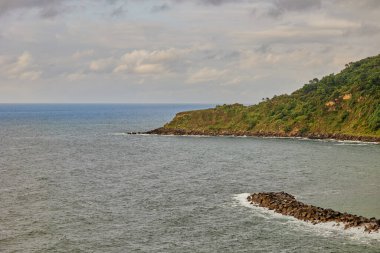 Urgul Dağı 'ndan bitki örtüsüyle kaplı dalgakırana ve pelerine bak.