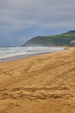 İspanyol şehri San Sebastian 'da Zurriola plajında sörf yapan insanlar. San Sebastian, İspanya - 9 Eylül 2024.