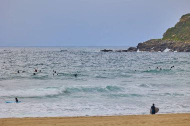 İspanyol şehri San Sebastian 'da Zurriola plajında sörf yapan insanlar. San Sebastian, İspanya - 9 Eylül 2024.