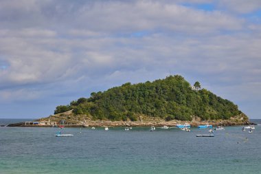 San Sebastian, İspanya 'daki Ondarreta plajından Santa Clara adası manzarası.