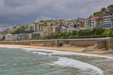 İspanya 'nın San Sebastian limanındaki La Concha plajı..