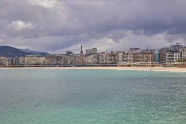 İspanya 'nın San Sebastian limanındaki La Concha plajı..