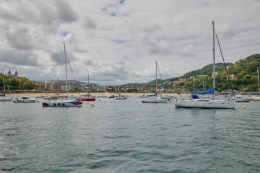 San Sebastian limanına demirlemiş küçük tekneler adanın sığınağının altında..