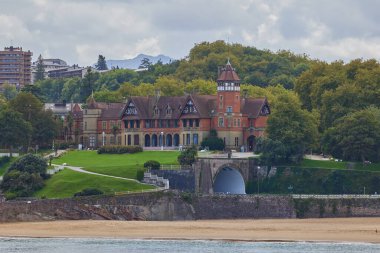 Miramar Sarayı 'nın suyundan Donostia-San Sebastian, Bask Bölgesi, İspanya' daki bir tepenin tepesine bak..