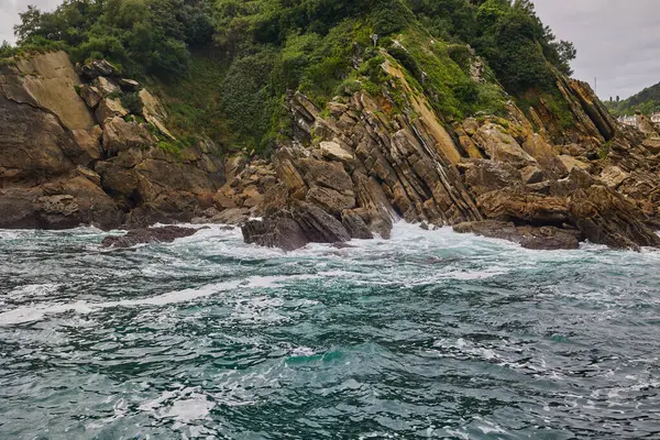 San Sebastian, İspanya 'daki Monte Igualdo dağının arka planındaki Santa Clara adası..