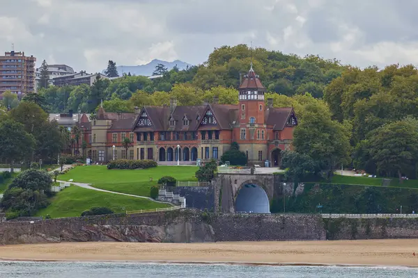 Miramar Sarayı 'nın suyundan Donostia-San Sebastian, Bask Bölgesi, İspanya' daki bir tepenin tepesine bak..