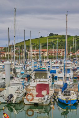 Tekneler Urola marinasında demirli. Zumaia, İspanya - 11 Eylül 2024.