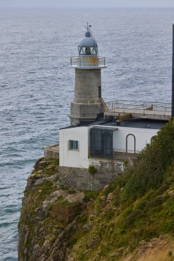 Arkasında deniz olan Santa Catalina Deniz Feneri, Lekeitio, İspanya.