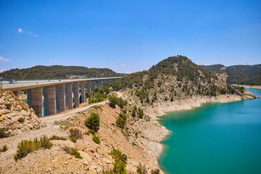 Contreras rezervuarının en üst manzarası, turkuaz suyu olan güzel bir manzara. Kontreras, İspanya.