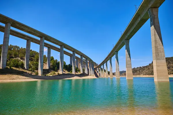 Köprünün altındaki sakin sahneyi keşfedin. Rezervuar aracılığıyla Viaducto de Contreras..