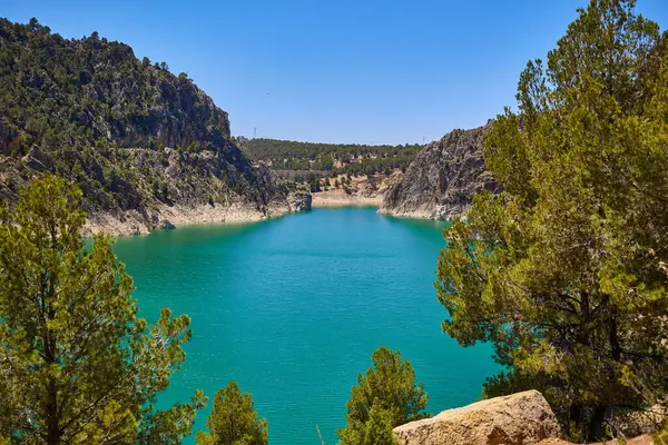 Contreras rezervuarının en üst manzarası, turkuaz suyu olan güzel bir manzara. Kontreras, İspanya.