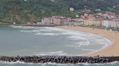 İspanyol şehri San Sebastian 'da Zurriola plajında sörf yapan insanlar. San Sebastian, İspanya - 9 Eylül 2024.