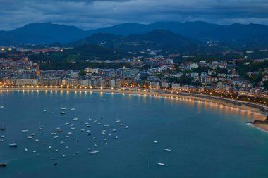 Gün batımından sonra Monte Igueldo 'dan şehrin panoramik manzarası. San Sebastian, İspanya - 9 Eylül 2024.