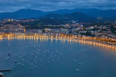 Gün batımından sonra Monte Igueldo 'dan şehrin panoramik manzarası. San Sebastian, İspanya - 9 Eylül 2024.