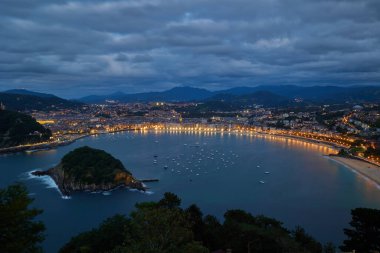 Gün batımından sonra Monte Igueldo 'dan şehrin panoramik manzarası. San Sebastian, İspanya - 9 Eylül 2024.
