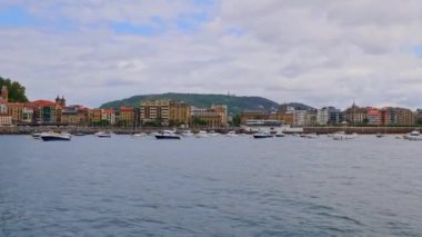 Tekneler İspanya limanındaki La Concha plajının önünde demirli. San Sebastian, İspanya - 9 Eylül 2024.
