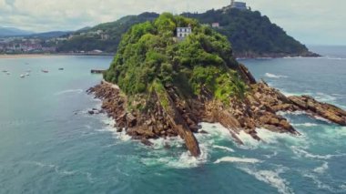 San Sebastian, İspanya 'daki Monte Igualdo dağının arka planındaki Santa Clara adası.