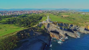 İspanya 'nın Santander kentindeki kayalık sahildeki Cape Mayor deniz fenerinin (Faro de Cabo Mayor) hava manzarası.