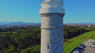 İspanya 'nın Santander kentindeki kayalık sahildeki Cape Mayor deniz fenerinin (Faro de Cabo Mayor) hava manzarası.