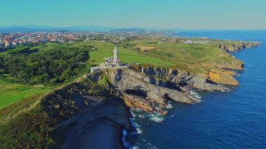 İspanya 'nın Santander kentindeki kayalık sahildeki Cape Mayor deniz fenerinin (Faro de Cabo Mayor) hava manzarası.