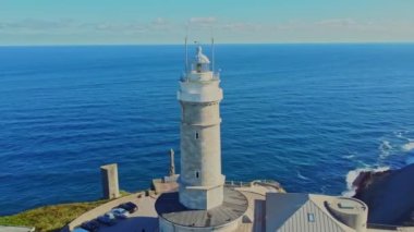 İspanya 'nın Santander kentindeki kayalık sahildeki Cape Mayor deniz fenerinin (Faro de Cabo Mayor) hava manzarası.